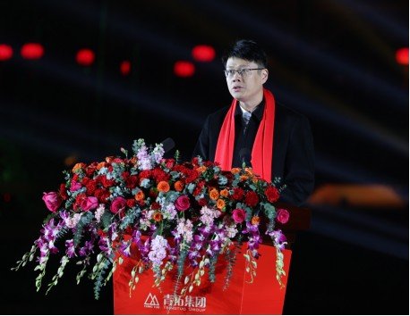 1710135595229874.jpg 现场响起了热烈的掌声和欢呼声